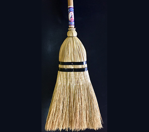 Escoba Baja Policía Piramide